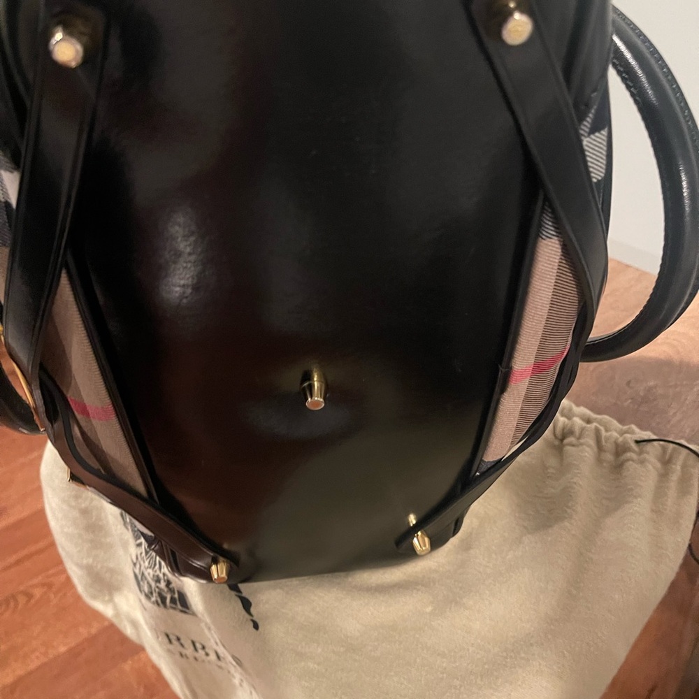 Burberry Authentic Handbag looks new lightly used 3x - Picture 5 of 8